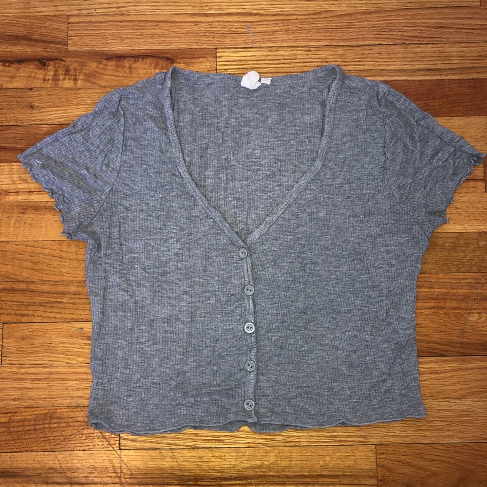 Ribbed cropped T shirt with ruffled sleeves